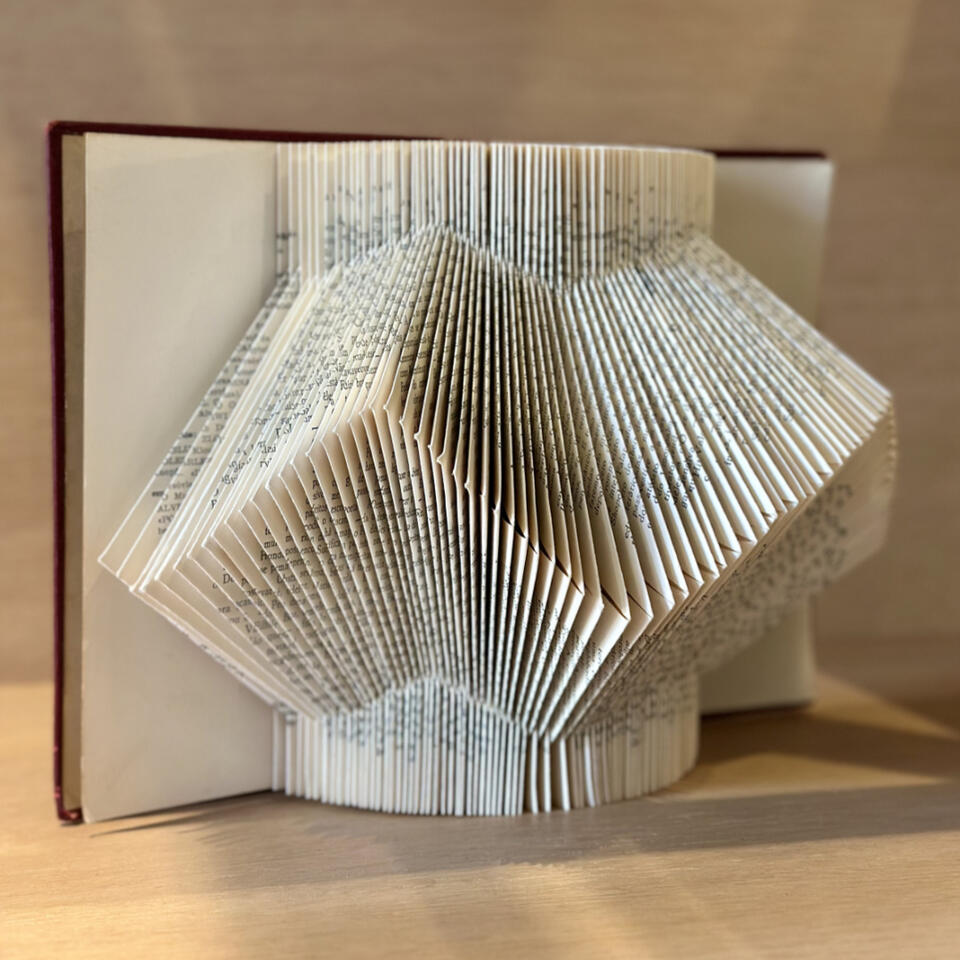 Vértice II Escultura em papel. Coleção Vértice
